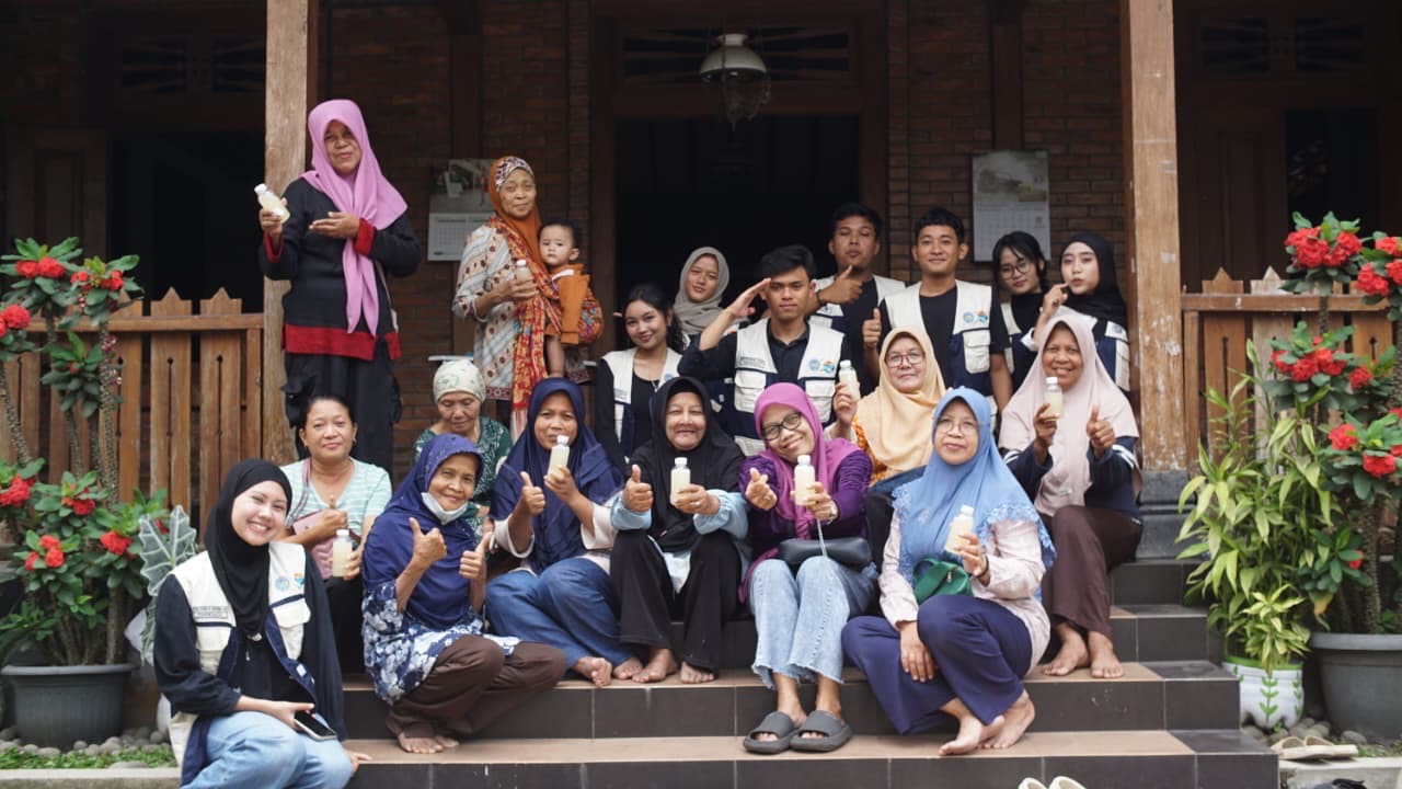 Dukung SDGs ke-12, KKN UNY Kenalkan Pemanfaatan Kulit Nanas melalui “Gabugan Berkreasi”